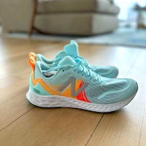 NWOT New Balance Tempo v1